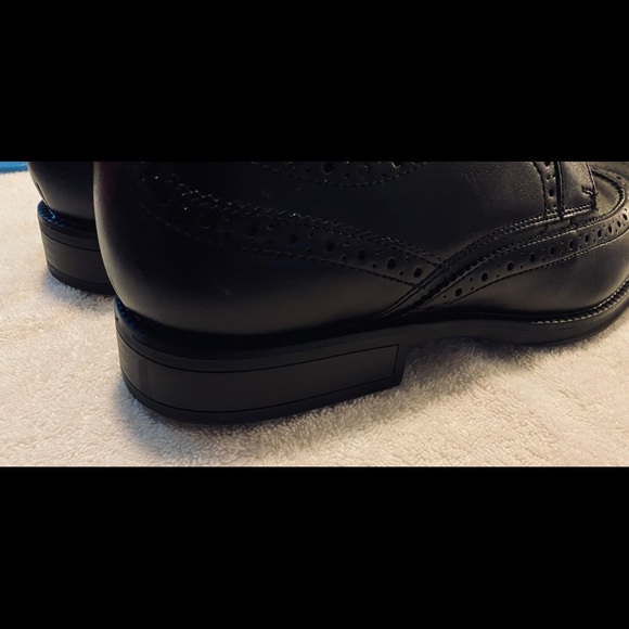 Brand New Super Comfortable Shoes By DOCKERS - Box 64 - Picture 5 of 6